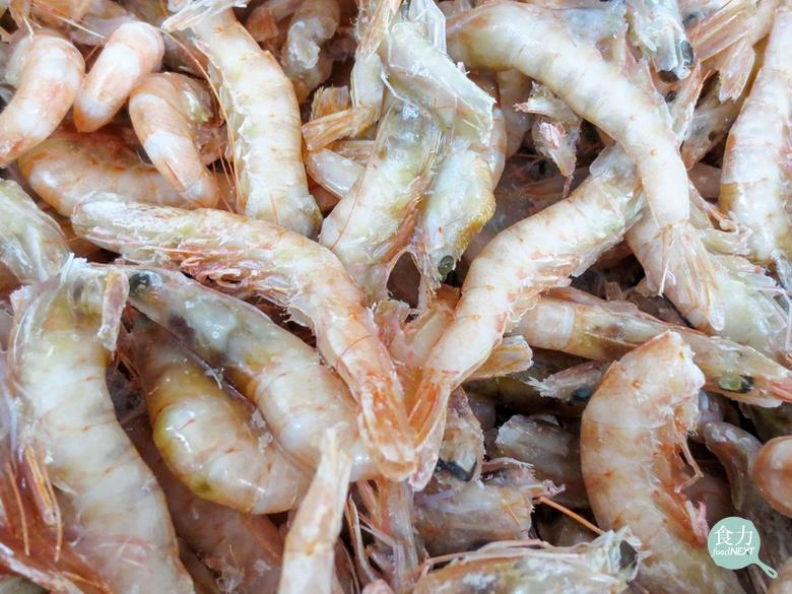 將水產品外附著一層水,將產品結凍後,會均勻附著在產品外圍,這樣的加工技術稱為「包冰」。取自食力。