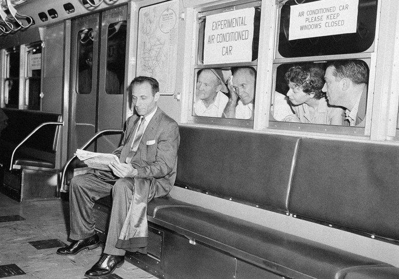 紐約剛開始裝冷氣的地鐵，引起民眾注意。AP