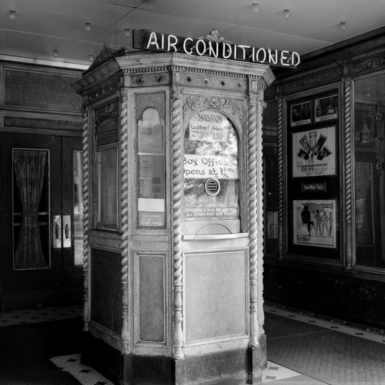 把冷氣空調作為主打噱頭的戲院。AP