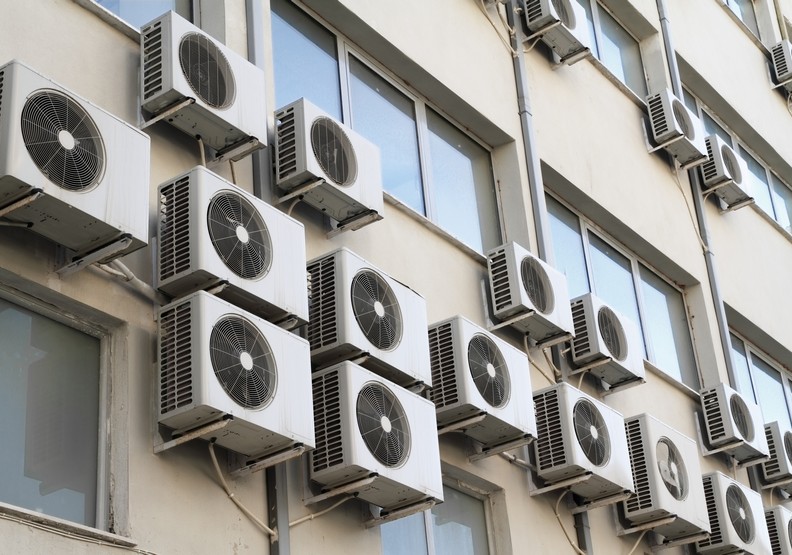 一棟大樓外滿滿的冷氣室外機。umweltbundesamt