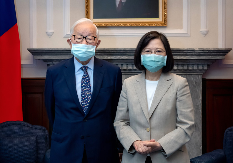 台積電創辦人張忠謀(左)、總統蔡英文(右)。總統府提供