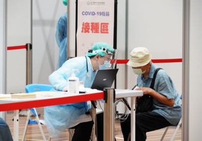 3小時湧167萬人！18歲以上疫苗接種意願登記，符資格16日簡訊通知