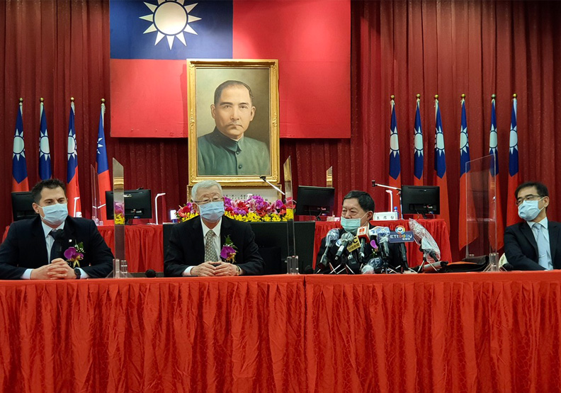 「裕民」股東會,董事長徐旭東(右2)、總經理王書吉(左2)。王昱翔攝