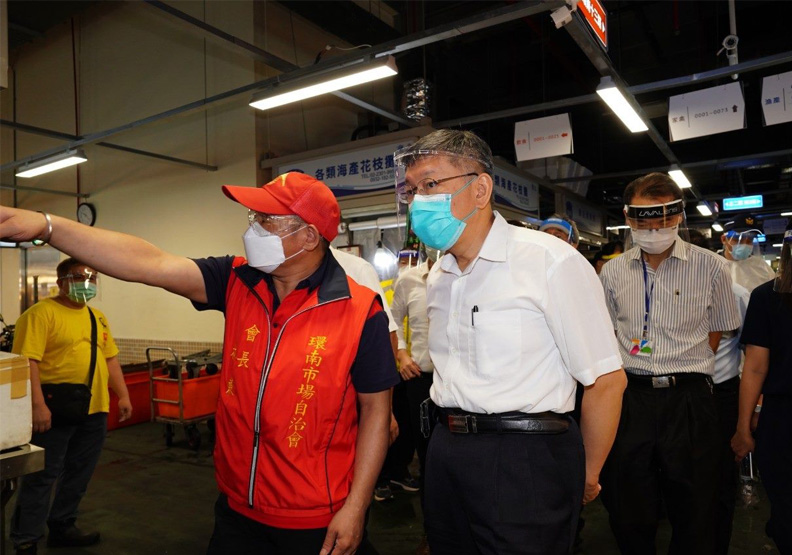 台北市長柯文哲視察環南市場。台北市政府提供