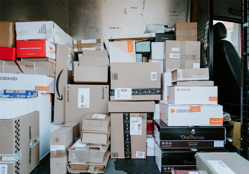 疫情讓台灣網購起飛,物流大夯。情境圖。Unsplash by Claudio Schwarz