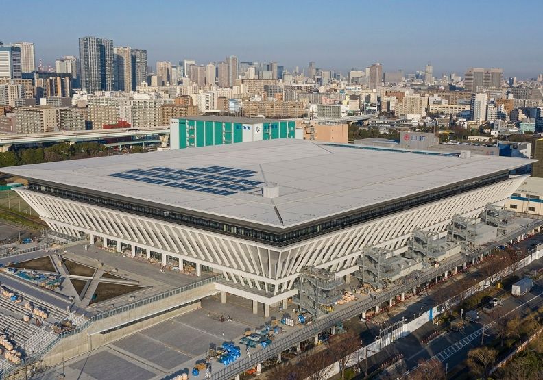 東京水上運動中心,主辦水上芭蕾、跳水與游泳等賽事。取自維基百科。