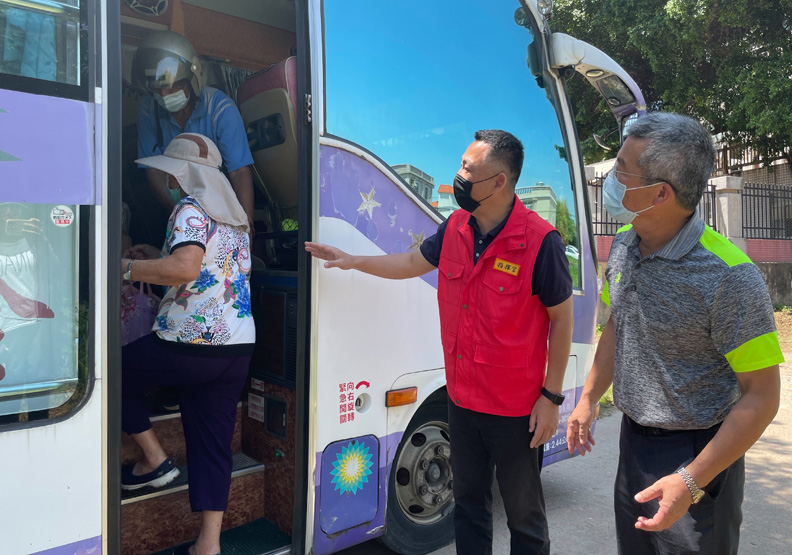 金門縣政府協調公所派車接送長者,到大型接種場,金門縣政府提供。