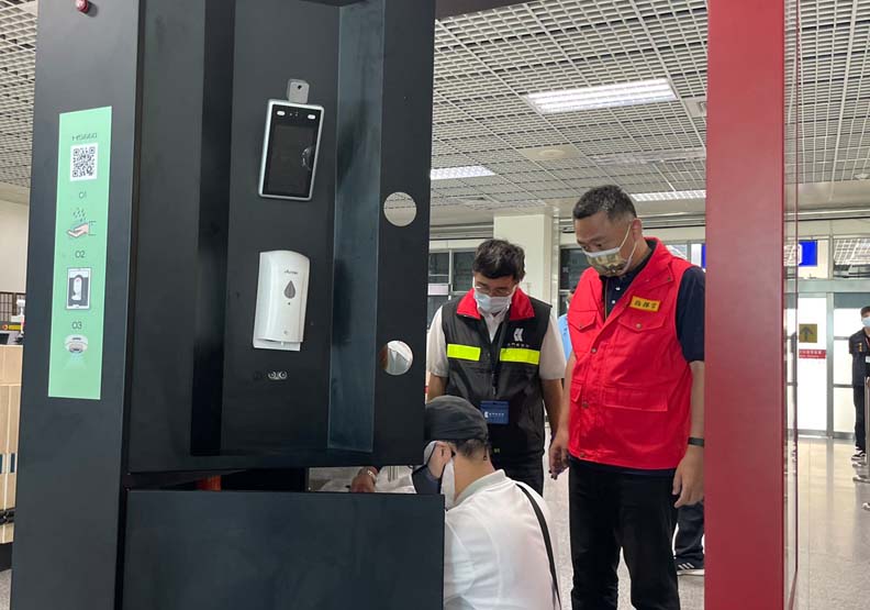 楊鎮浯視察尚義機場清消門,金門縣政府提供。