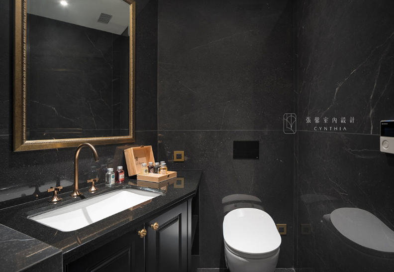 深色的磁磚,讓浴室空間有不同的風格。