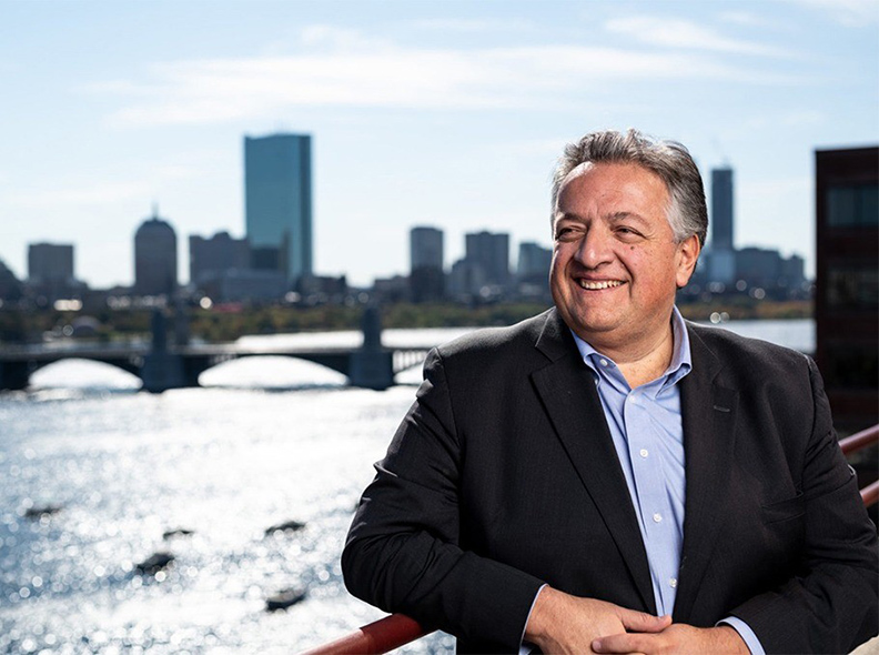 莫德納公司董事長——阿費揚。取自Scoop Empire