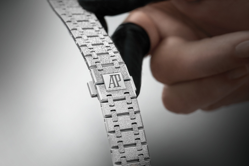 AP製錶師利用鑽石頭錘具擊打金質錶殼及錶帶，在其表面鑿出微小凹陷，即可達到和鑽石一樣璀璨閃耀的效果。