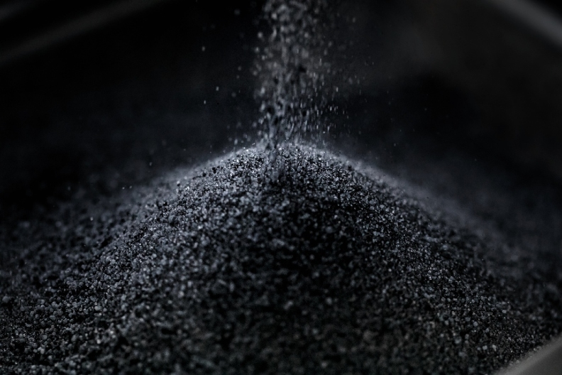 AP全新黑瓷款，運用二氧化鋯（ZrO2）粉末與高精密加工技術，將原料轉化為陶瓷零件，展現黑色陶瓷的藝術美感。