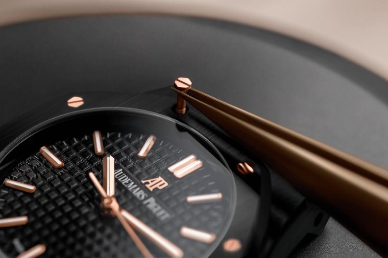 細緻柔滑的34 毫米黑色錶款在玫瑰金的點綴下，展現高尚的雙色對比風貌。