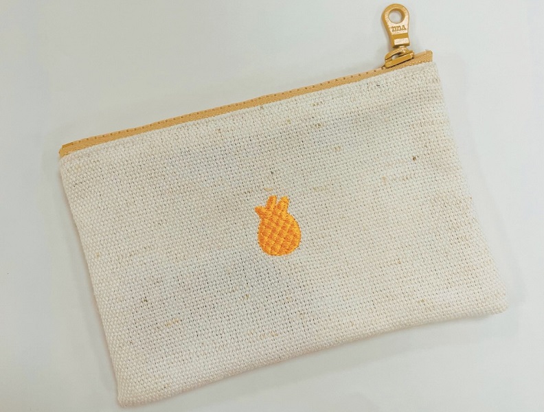 禮盒溫馨特製的「鳳梨布手作錢包」，使用了從鳳梨葉中萃取出的鳳梨纖維製成布料。