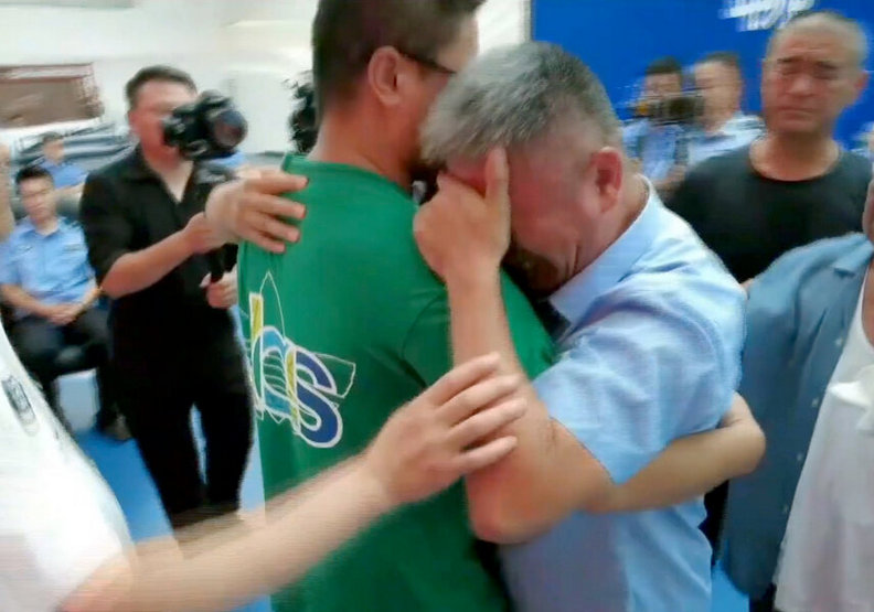 這一幕團聚的瞬間令所有人都鼻酸。CCTV