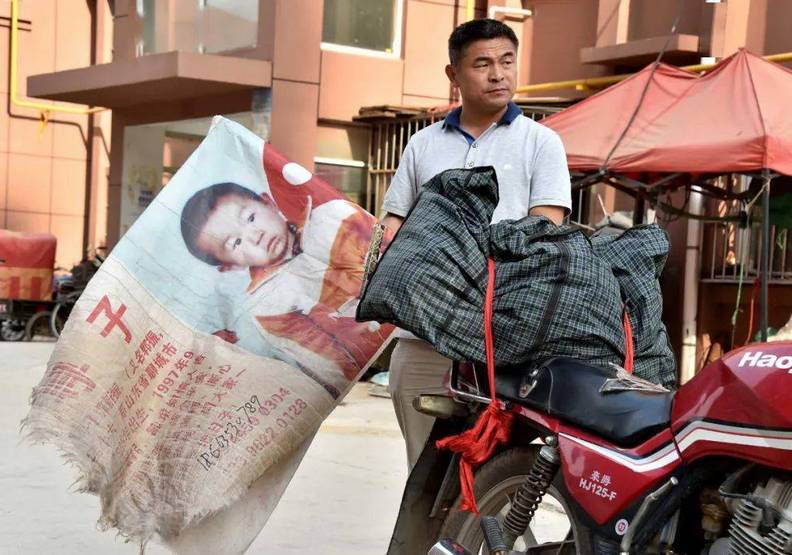 郭剛堂騎著車、綁著布條,開啟萬里尋子的旅程。Baidu