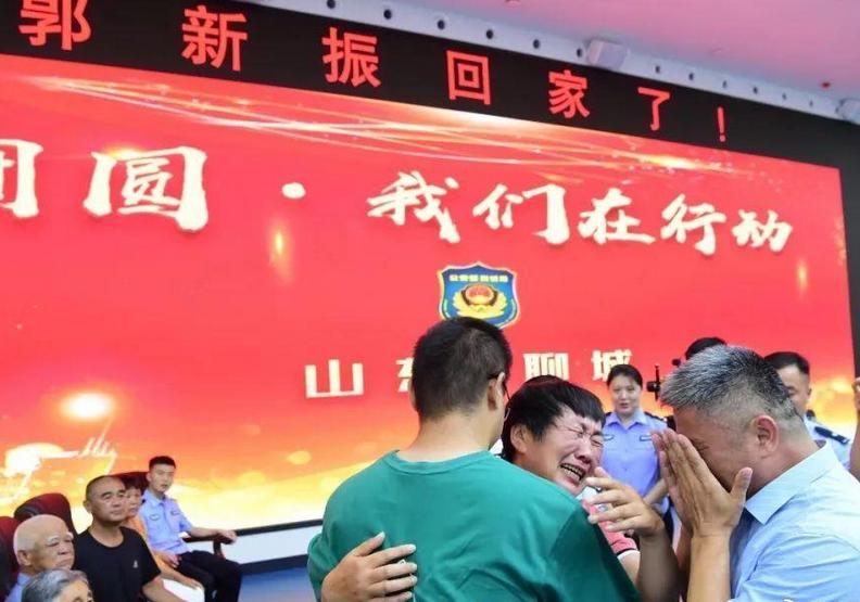 時隔24年,一家人終於團圓。CCTV