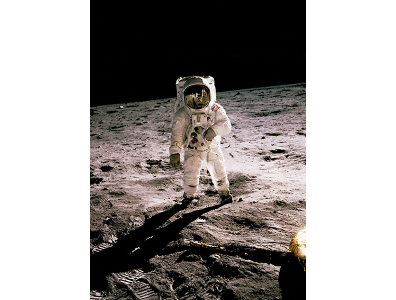 尼爾.阿姆斯壯(Neil Armstrong)從阿波羅 11 號(Apollo 11)裡走了出來。取自unsplash。