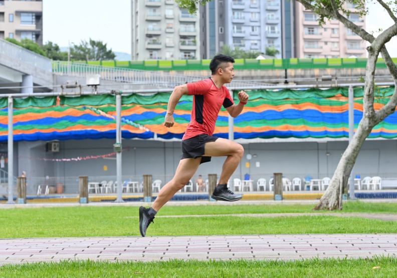 跑得越遠老得越快？超越自我有代價，研究：超馬跑者紅血球加速老化