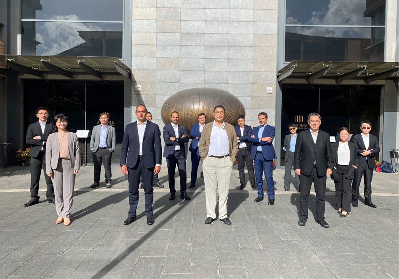 圖／台泥董事長張安平（中）與台泥總經理李鐘培（前排右一），NHΩA CEO Carlalberto Guglielminotti （前排右三）及團隊成員在義大利合影。台泥提供