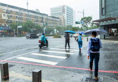 下雨天淋濕千萬別做這動作！小心釀感染，下場「又癢又腫」