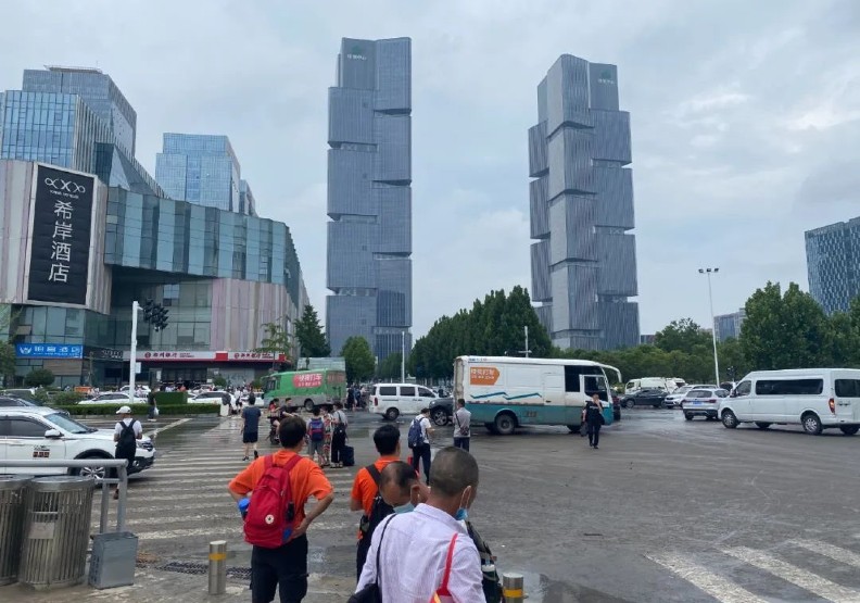 水災後鄭州公共交通癱瘓,人們開始搭載貨車出行。取自微信公眾號「故事硬核」