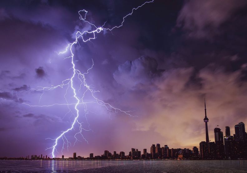 雷雨交加時，會先看見閃光，然後雷聲大作。圖片來自pexels by Andre Furtado