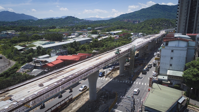 安坑輕軌高架段全長約4公里,土建主體工程自106年開始施工,並於今年7月完成高架橋全線合龍。