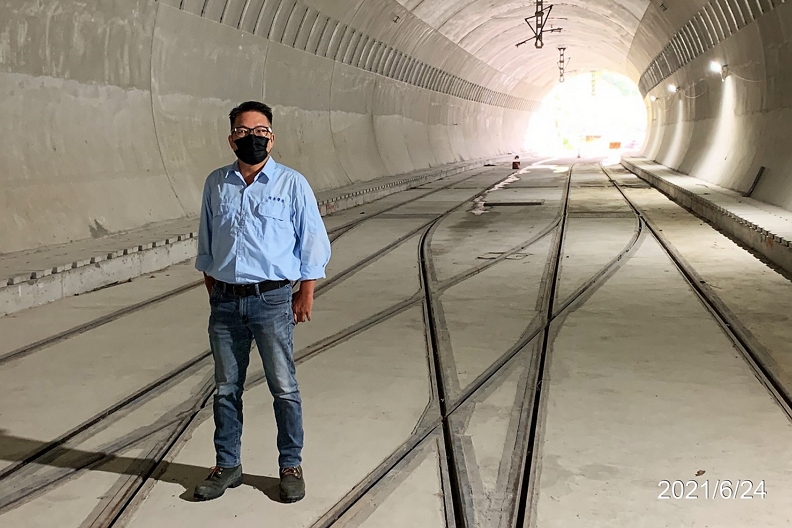 在落實防疫措施之下,安坑輕軌的工程進度不間斷。楊順寬經理與工程團隊已鋪設完成雙安隧道的「菱形道岔」。