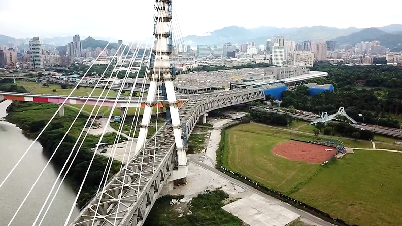 安心橋跨越新店溪,連接十四張站與新和國小站。高達130公尺的A型塔柱已成為新店地區新地標,也像是安坑居民與這座城市的鏈結,成為搭乘安坑輕軌回家時最「便捷安心」的歸屬感。