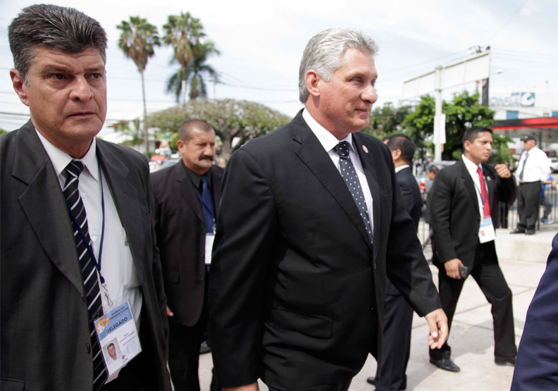 古巴總統總統狄亞士-卡奈(右)。Flickr by Presidencia El Salvador