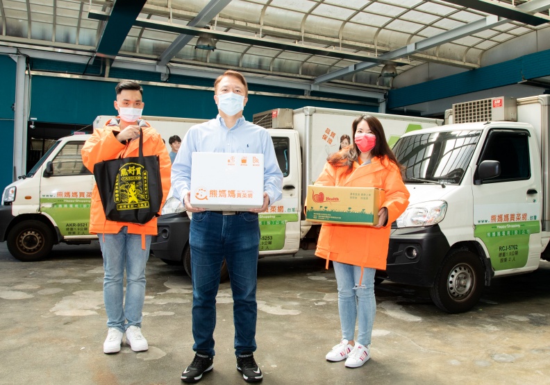 疫情造就生鮮電商新榮景，熊媽媽董事長楊俊元（中）乘勝追擊瞄準宅經濟，拉攏 都會「煮婦群」。