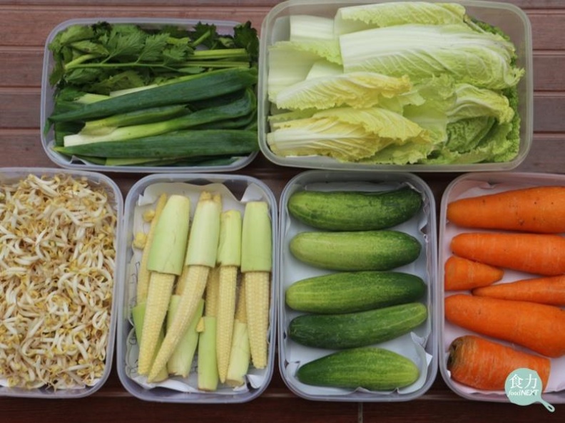 大小不同的密封透明收納盒與封口夾鍊袋,有助於冰箱分類與整理,減少浪費食物的機率。取自食力。