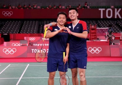 「麟洋配」締造台灣羽球新紀錄！王齊麟、李洋東京奧運擊敗中國奪下金牌