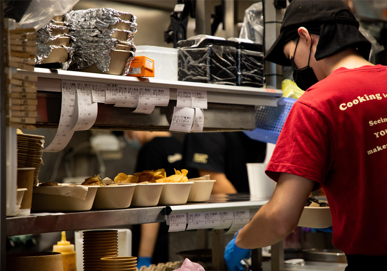 三級警戒期間，二樓外帶單應接不暇。池孟諭攝