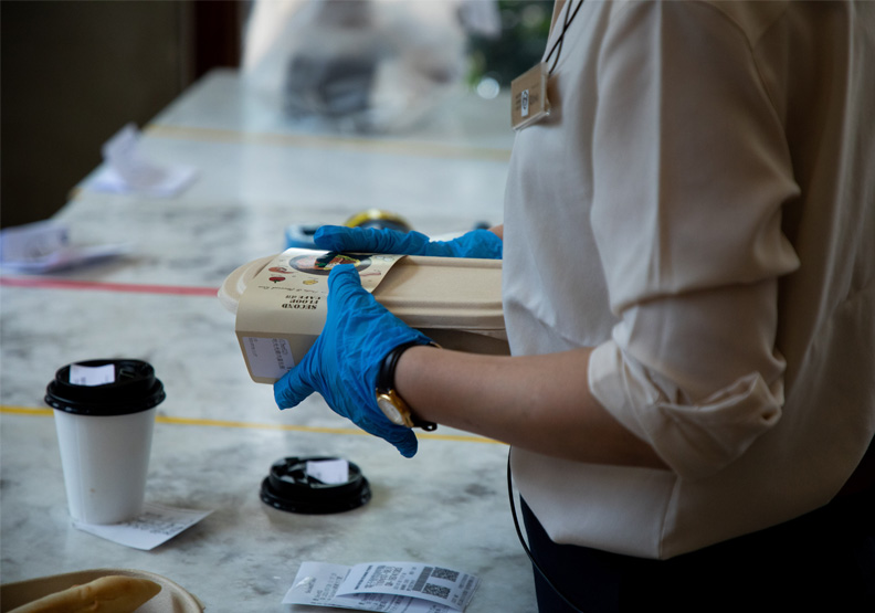 外帶期間二樓的「出餐手」。池孟諭攝