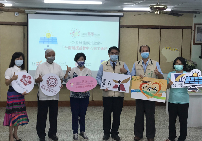 台積電慈善基金會董事長張淑芬(左3)、台南市長黃偉哲(右3)。台南市政府社會局提供