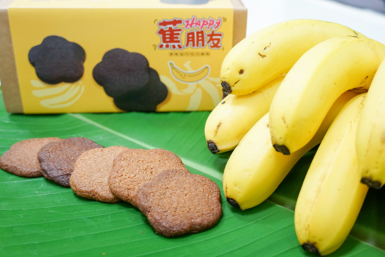 顏國欽講座教授、林哲安助理教授及食品業者共同開發「Happy蕉朋友」
