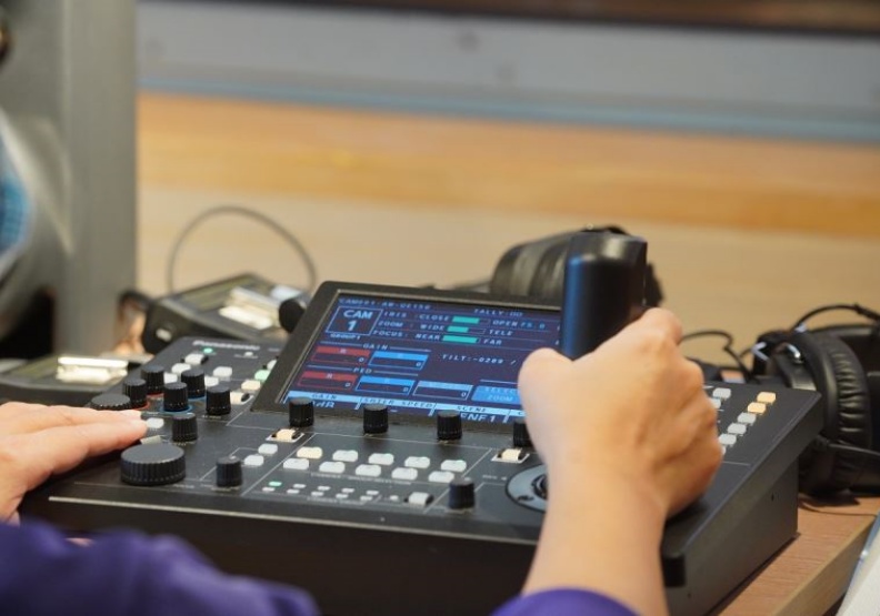 「NTSO數位音樂廳」五部鏡頭可上下左右移動之變焦攝影機,可透過兩台遠端控制器操作。取自NTSO國立臺灣交響樂團