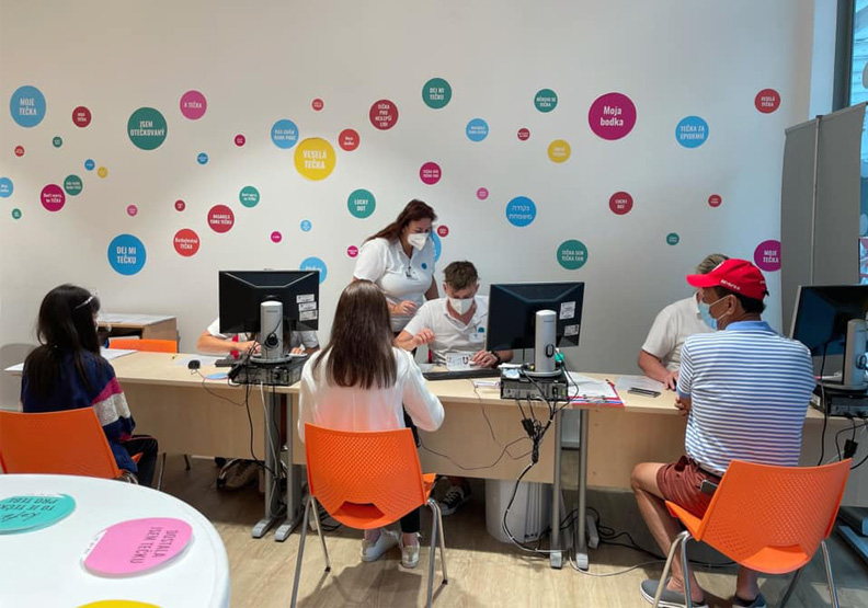 郭台銘於捷克shopping mall接種BNT疫苗。