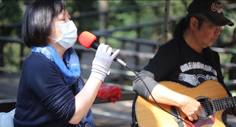 上山唱歌,也是她療癒自己與他人的方式。