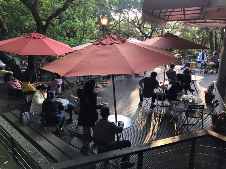 陳惠珠應邀上台唱歌,現場就像演唱會一樣。