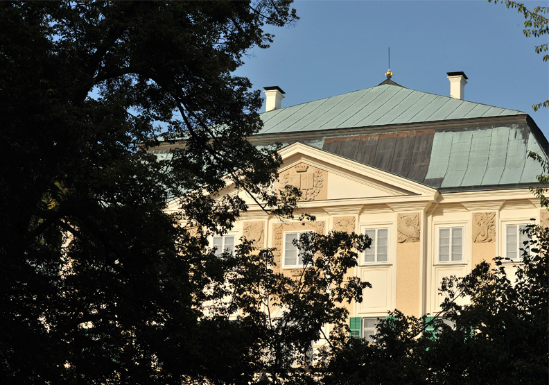 從小徑瞥見郭台銘歐洲古堡景象。陳應欽攝