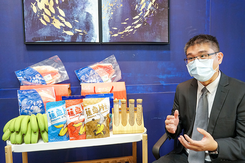 國立高雄科技大學水產食品科學系侯智耀副教授說明商品研究過程