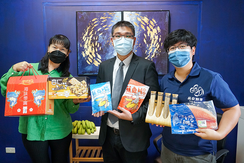 侯智耀副教授及知名食品公司及養殖台灣鯛的廠商共同開發「蕉魚片」