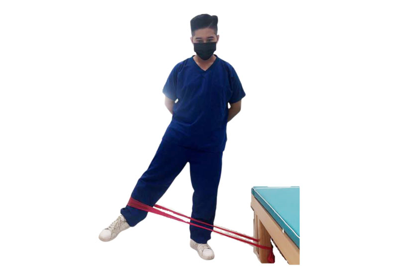 彈力帶外展阻力訓練。台灣運動醫學學會提供