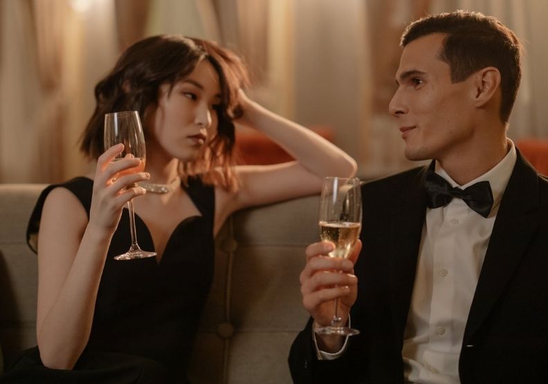 僅情境配圖，中國企業流行畸形的酒局文化，要求女員工陪酒、應酬。Pexels by cottonbro