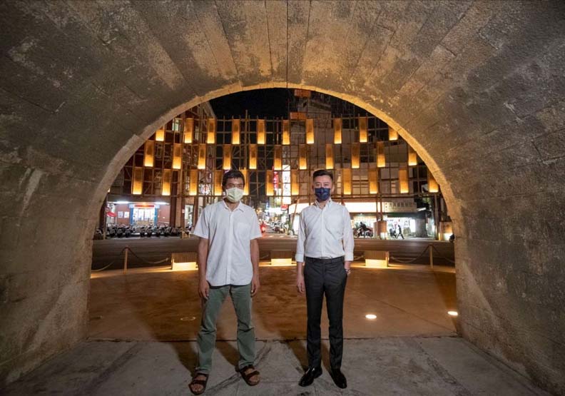 市長林智堅與建築師甘銘源一同開箱6層樓「竹風屏幕」,新竹市政府提供。