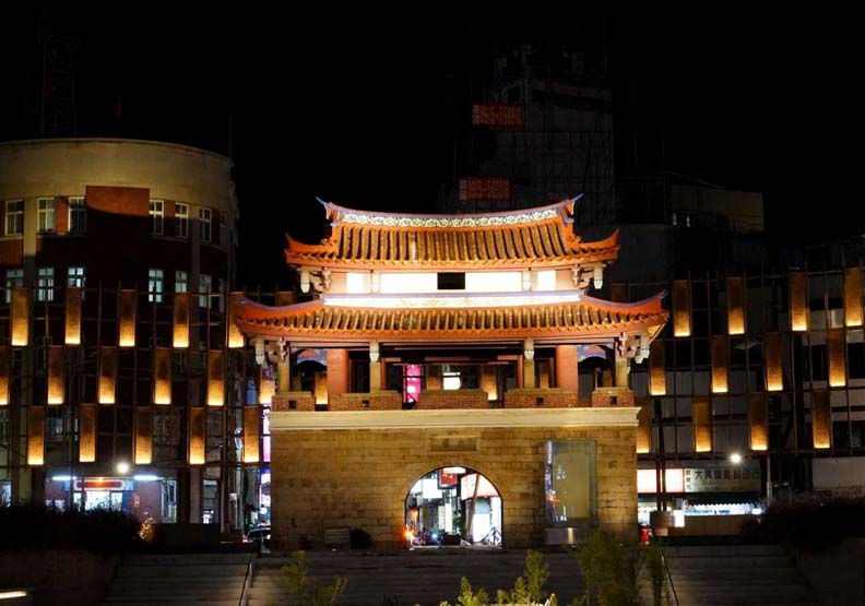 新竹光臨藝術節登場,東門城廣場15日晚間將搖身變成為光雕環形劇場,新竹市政府提供。