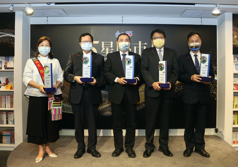圖／2021《遠見》5星縣市長：左起依序為花蓮縣長徐榛蔚、桃園市長鄭文燦、新北市長侯友宜、屏東縣長潘孟安、連江縣長劉增應。張智傑攝